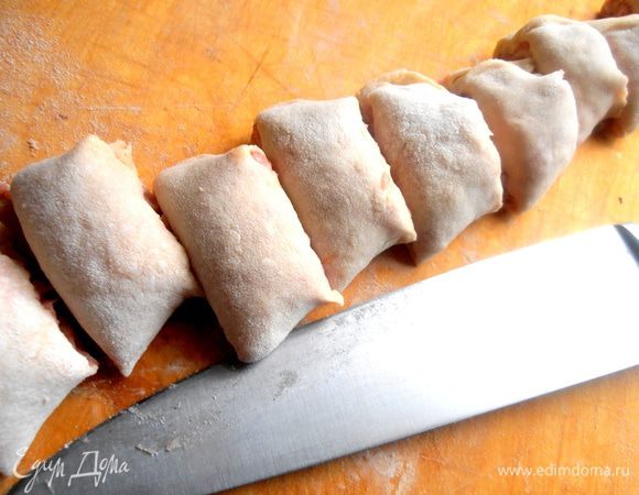 Разрезаем острым ножом на роллы...