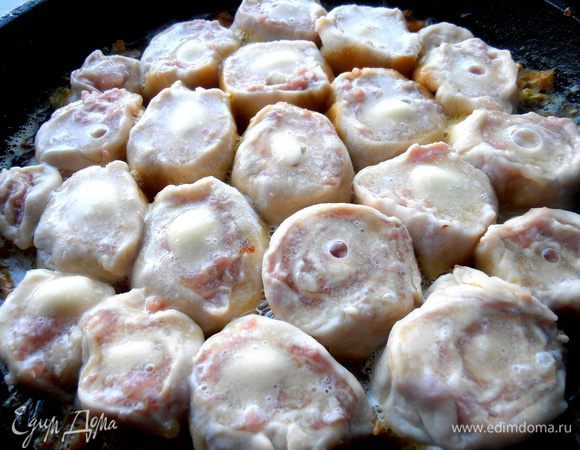 Сбоку вливаем воду (я подливаю несколько раз при тушении) и накрываем крышкой. Вода должна доходить на две трети от высоты ролла.