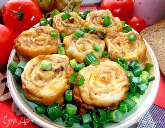 Присыпаем зелёным луком, имитируя листики у розочек)))