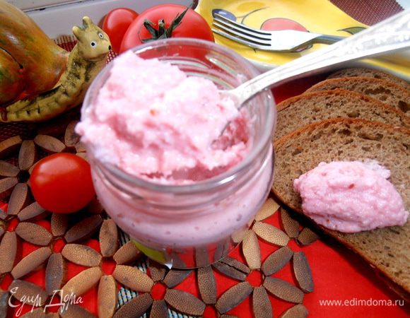 Для взрослых можно подать к роллам розовый хрен с добавлением клюквы.