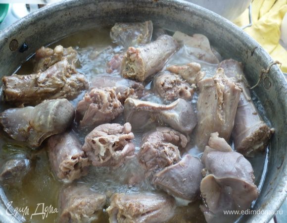 Шеи вымыть, нарезать кусочками см по 5, так удобнее. а вот с желудками придется повозиться. я брала выпотрошенные, но желтая пленочка на внутренней стороне...у куриных она легко снимается, а вот с утиными..я ее просто соскоблила. желудочки тоже промыть и нарезать на 2-3-части. все сложить в кастрюлю с толстыми стенками или утятницу, залить водой так, чтоб она наполовину покрывала мясо, добавить ок 4 ст л масла,накрыть крышкой и тушить на медленном огне часа 2, периодически помешивая. да, тушить долго, но от этого блюдо только выигрывает