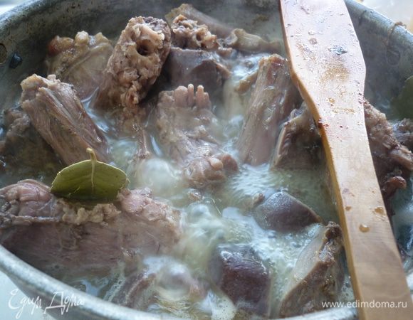 Когда мясо станет мягким, а на это уходит около 2 часов, надо его посолить, добавить лавровый лист