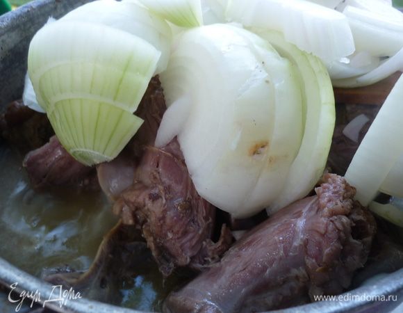 Добавляем лук и теперь тушим уже без крышки, чтоб выпарить лишнюю жидкость