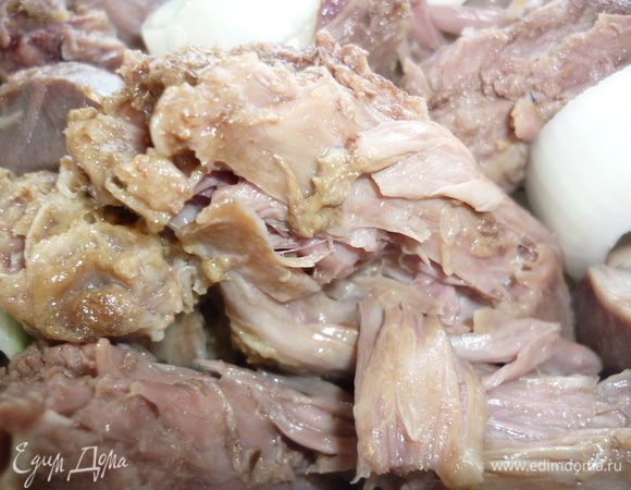 Когда лук станет совсем прозрачным. а мясо с шеей отделяется просто при помешивании, посыпаем эту красоту перцем или просто добавляем перец горошком ( кому как нравится), снимаем с огни и ждем. когда слегка простынет