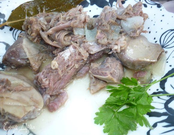 А теперь моем руки. накладываем на тарелочку ароматное мясо, берем вилочку ( для приличия), кусочек ржаного хлеба и....мы в древней руси, где нечто подобное могли делать в печи, возможно без лука, а с репой или какими еще кореньями. НАСЛАЖДАЙТЕСЬ