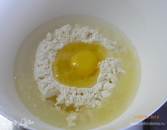 Для теста просеиваем муку горкой, делаем углубление и добавляем туда яйцо, 1 ст.л масла , соль и воду. Замешиваем тесто.