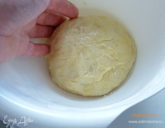 Смазываем получившийся шар оставшимся маслом, закрываем полотенцем и оставляем тесто отдыхать на 30 мин.