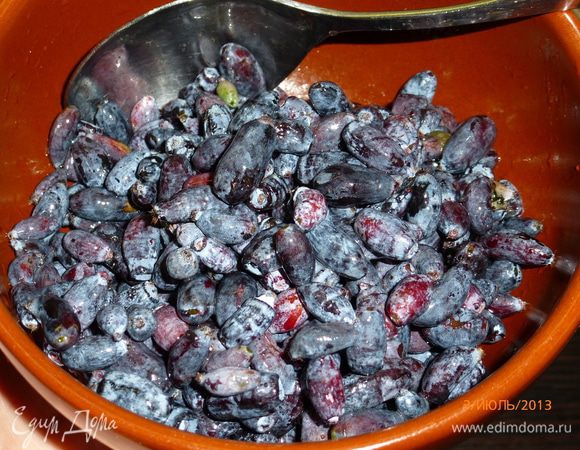 Готовим начинку. Добавляем к ягодам жимолости крахмал, аккуратно перемешиваем. 