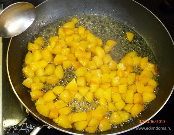 Абрикосы нарезаем кубиками. У меня абрикосы были твердыми, поэтому я их потушила на сковороде 5 минут с добавлением 1 ст.л сливочного масла и медом. 