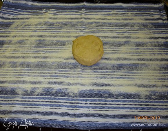 Возвращаемся к тесту. Расстелим на столе кухонное полотенце, присыпем его мукой и раскатываем на нем тесто как можно тоньше. 