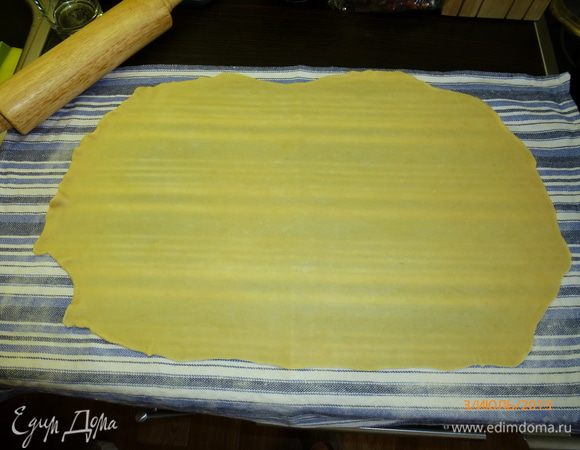 Тесто мягкое, податливое, раскатывается легко. Тесто слегка смажем размягченным сливочным маслом.