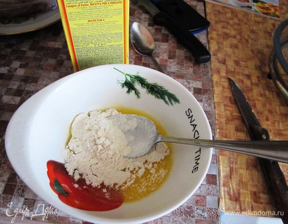 Из куриных грудок и лука приготовьте фарш. Добавьте к нему протертые помидоры. Натрите сыр.
Соус Бешамель для лазаньи я готовила в микроволновке. И быстрее, и меньше посуды пачкается. Но все тоже самое можно делать и на плите.
Итак...В микроволновке растопите масло. Добавьте муку и размешайте, чтобы не было комков. 