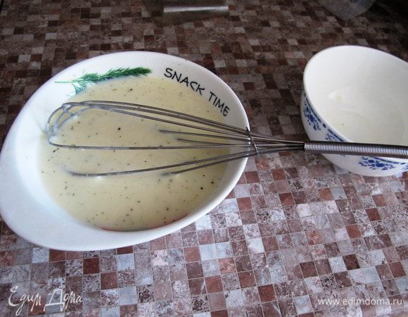 В микроволновке нагрейте молоко, и вмешайте его в нашу масляную смесь. Добавьте специи, немного соли, и хорошо разотрите, чтобы не было комков.
Включите духовку на разогрев.