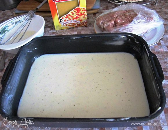 Возьмите форму для запекания(у меня она размера, примерно, как лист бумаги А4), смажьте ее маслом, налейте на дно часть соуса