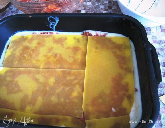 И разложите листы лазаньи так, чтобы покрыть дно формы.