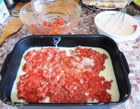 Сверху выложите половину фарша, немного соуса, снова листы лазаньи, фарш, соус, лазанью, соус и сверху тертый сыр.