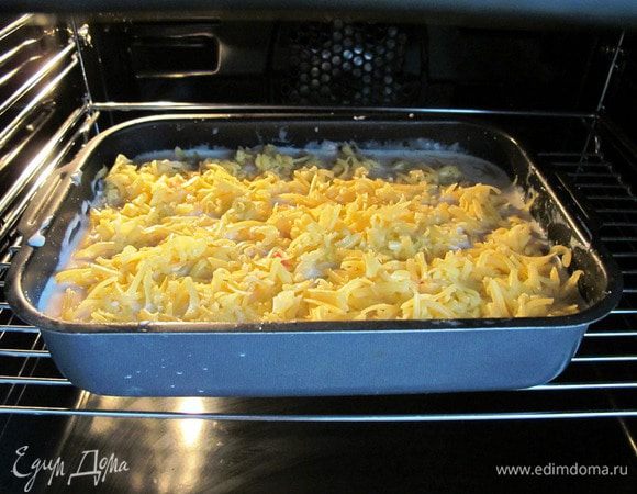 Лазанью запекайте в духовке при температуре 180-200 градусов около 45 минут.
Если у вас"продвинутая" духовка, выберите режим 3D вентиляция. Это равномерный нагрев горячим воздухом со всех сторон. Этот рецепт также хорошо подходит для аэрогриля.