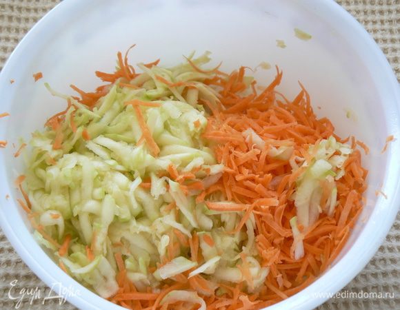 Кабачок натереть на крупной терке, морковь — на мелкой. Луковицу мелко порубить. Мяту и базилик измельчить.