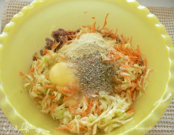 Соединить все ингредиенты с овощами и специями, тщательно вымесить фарш.