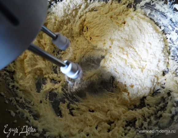 Масло комнатной температуры хорошенько взбить с сахаром. 