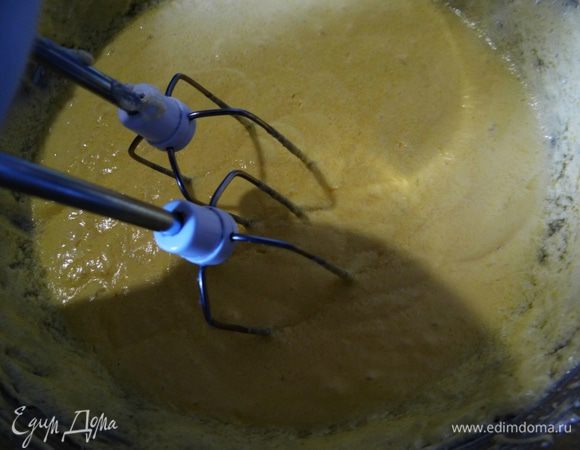 Таким образом вводим все 5 яиц, и получаем гладкую массу. 