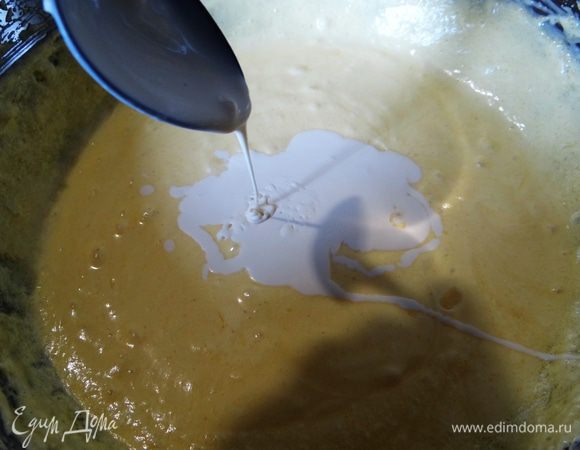 Добавляем сметану, не взбиваем уже, просто хорошо перемешиваем. 