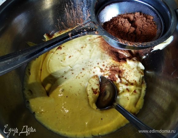 Тесто довольно не густое. Его следует разделить на 2 равные части. В одну добавить ваниль, в другую - просеять какао и добавить кофе (при желании).