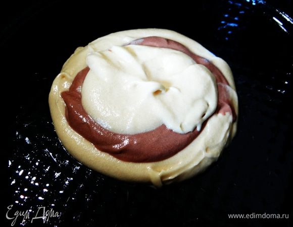 Форму смазываем маслом. Теперь в центр кладем 2 столовых ложки белого теста, сверху - черного и так до тех пор, пока оно все  не закончится. Если у вас слишком густое тесто и оно не расползается - периодически встряхивайте немножечко форму и все равномерно распределится. 