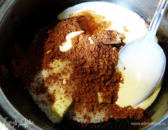 Займемся соусом.  Масло, сахар, какао и сметану смешать в кастрюльке и поставить ее на самый маленький огонь. 