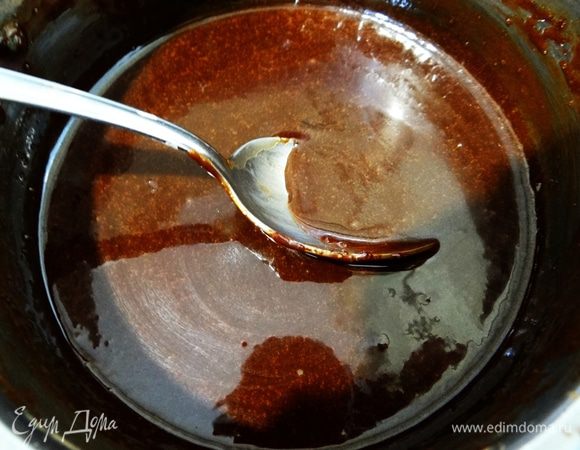 Проварить до уничтожение крупинок сахара. Сначала соус будет жидким...