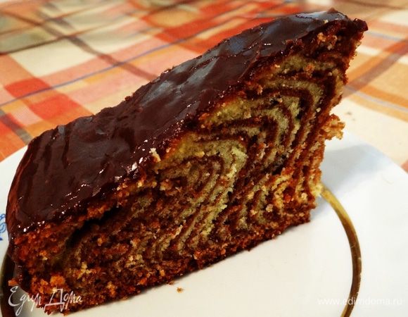 Готовый остывший кекс покрываем соусом. У меня он бомбанул конкретно!  Поднялся на славу, а какой он воздушный! Ойойой, это нечто изумительное! Этим кусочком хочу угостить Лизу и еще раз сказать спасибо! :-) А всем остальным жителям, а также посетителям  нашего ЛЮБИМОГО сайта, советую обязательно  приготовить  этот кекс. 