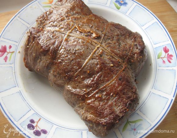 Разогреть сковороду с оливковым маслом, обжарить мясо со всех сторон до румяной корочки, снять с огня, остудить.