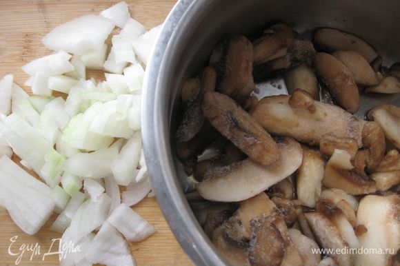 Порезать мелко лук и грибы. Выложить лук на сковороду со сливочным маслом, слегка обжарить, добавить порезанные грибы и готовить, пока не испарится почти вся влага. Остудить.