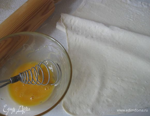 На присыпанном мукой столе раскатать тесто в  прямоугольник толщиной в 4 мм.  