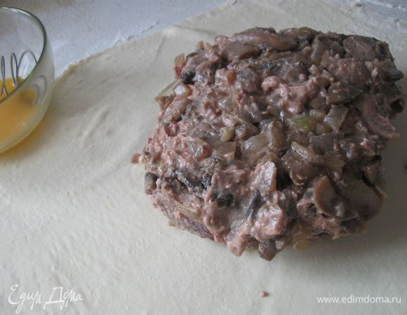 Выложить рулет в центр прямоугольника. 