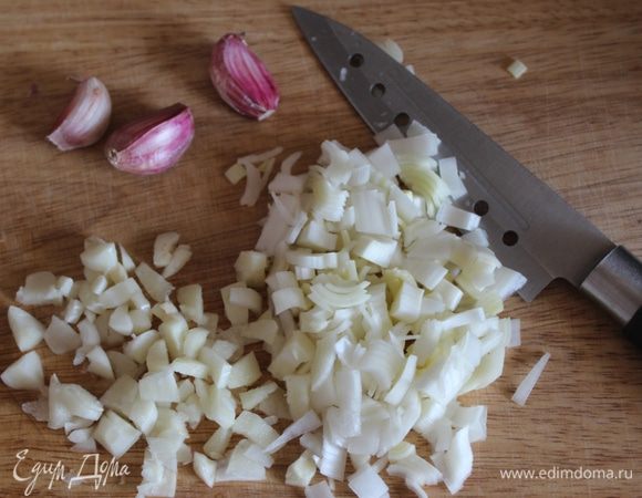 Лук и чеснок порубить.
