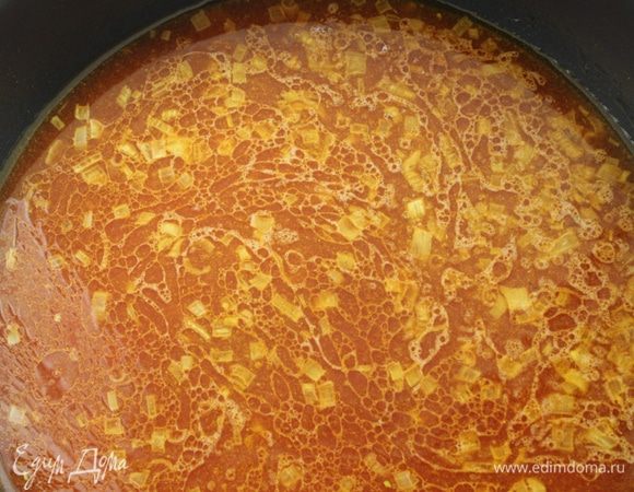 Добавить помидоры и влить воду. Приправить солью, перцем и шафраном. Перемешать...