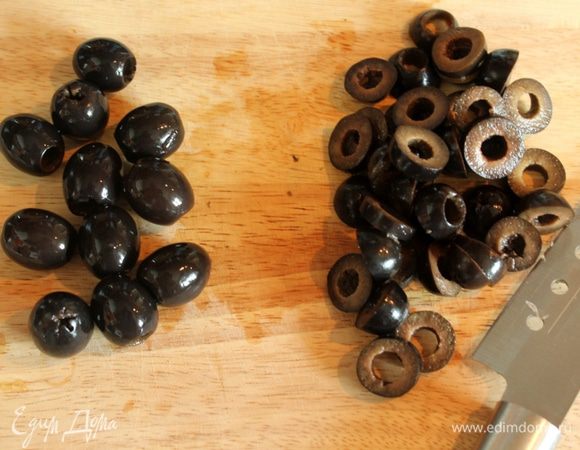 Маслины нарезать колечками.