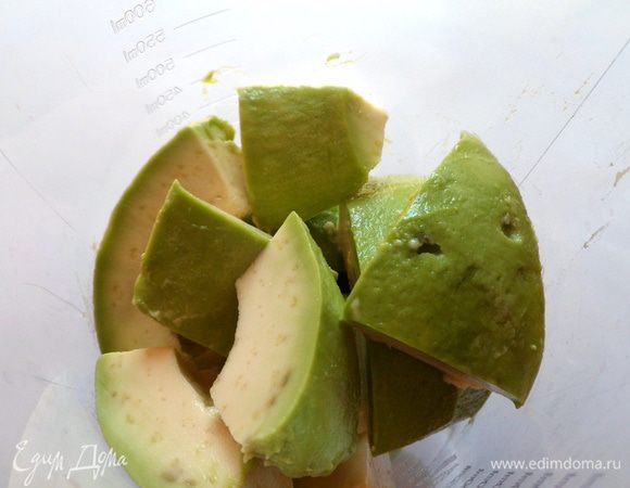 Мякоть авокадо режем на кусочки и измельчаем в блендере