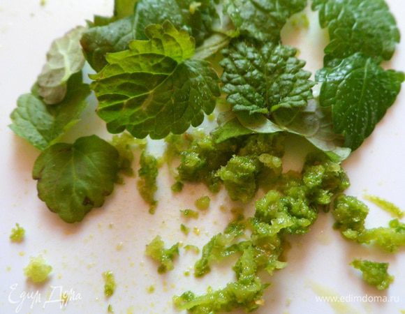 нам понадобятся цедра лайма и мята,добавляем в авокадовое пюре и пробиваем еще раз в блендере