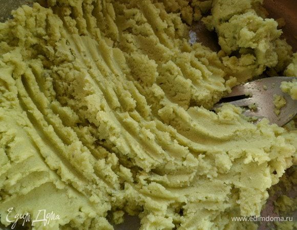 Замерзшую массу аккуратно разминаем вилкой,перемешиваем пару раз и опять отправляем в морозилку