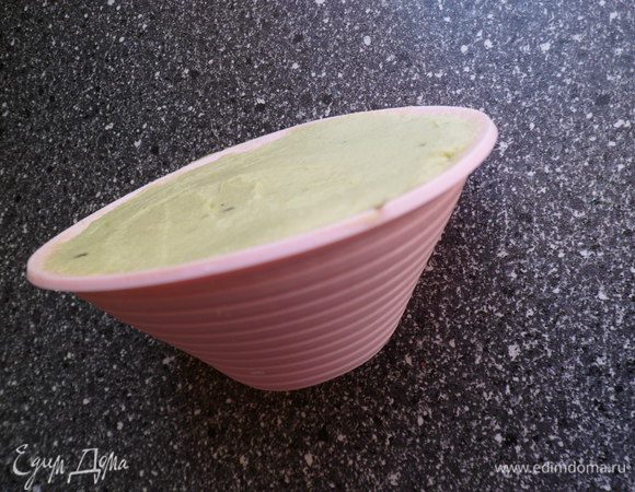 наполняем формочки мороженым и отправляем в морозилку на минут 10.Затем осбождаем от форм и подаем с фруктами или соусом.Приятного аппетита