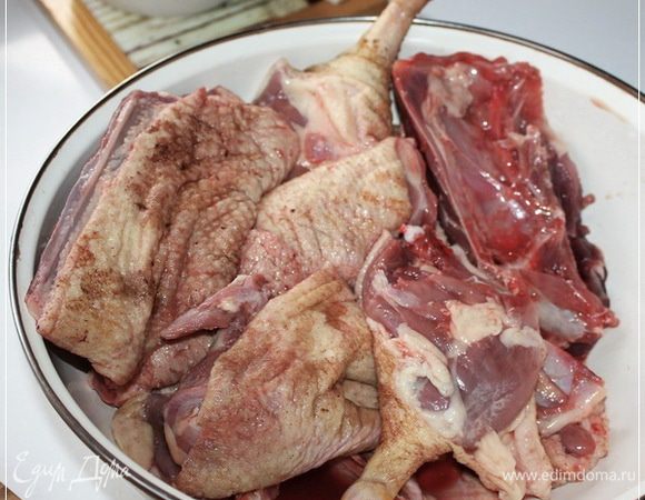 Главное тут, то есть, чтобы такое приготовить, нужна утка. Желательно, конечно, чтобы птичка была не жирной и вскормленной в домашних условиях не на комбикорме, а …, впрочем, мы тут не о птицеводстве. Вот она … утка.
Уже обработанная и разделанная для воплощения ее, как было сказано, в тушеном виде с яблоками. Как разделать? Кому интересно - обращайтесь, подскажу где подробно об этом процессе рассказывал
