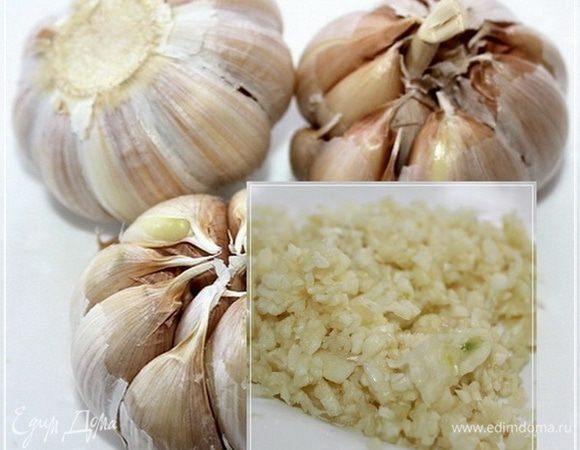 Какие бы «потом» с уткой превращения не случились бы, а первым делом птичку надо подготовить. В нашем случае замариновать.
Берем чеснок. И превращаем его в мелкорубленую крошку. Только не давить, а именно порубить надо.
