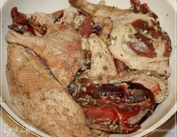 И очень хорошо перемешиваем ее с птичкиными частями. Стараясь практически втереть смесь в мясо.