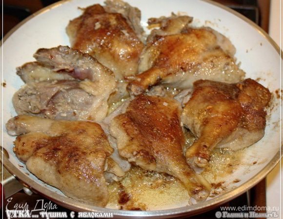 Пожарив, а вернее – обжарив с одной стороны… переворачиваем и также обжариваем с другой.
