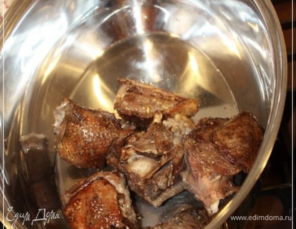 А потом выкладываем обжаренные кусочки в сотейник.