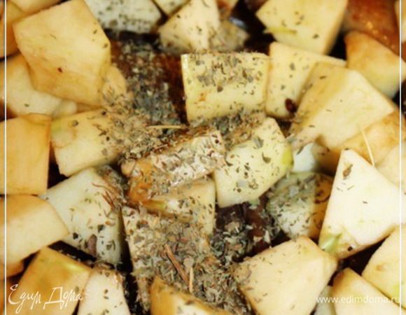 И покрываем утку слоем яблок. Сверху опять же, слегка травками сдобрить можно.