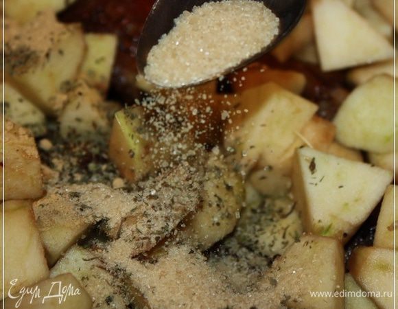 Сахару много не надо. Пару тройку ложек. А врочем, тут надо соотнести не только со вкусом, в смысле собственным, но и со вкусом яблок. Ориентируйтесь … кисло – не кисло, сладко – не сладко. В общем соизмеряйте.