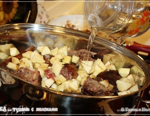 Надо добавить воды. Немного совсем, но надо. Тут один момент важный. Если нет колодезной водички под рукой, или родниковой там…, чтобы вкусной и свежей, примените все-таки какую-нибудь питьевую … из бутылочки. Витель, например. Главное, чтобы без всяких там приесей, отдушек и всякого такого.